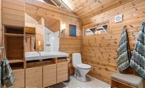 Kelebihan dan Kekurangan Desain Dinding Kamar Mandi dari Kayu